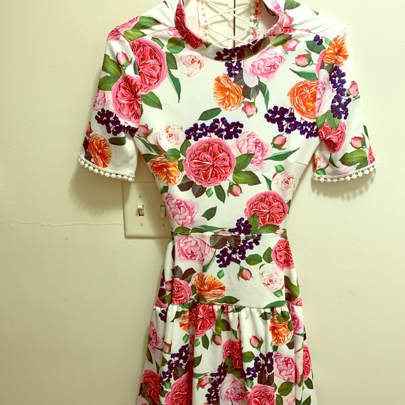Dress with flower design - Picture 3 of 7